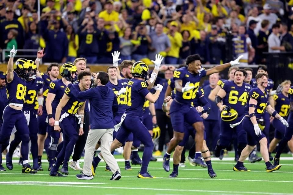 El festejo eufórico de los jugadores de Michigan tras consumarse el tiempo en el reloj que les daba la corona.