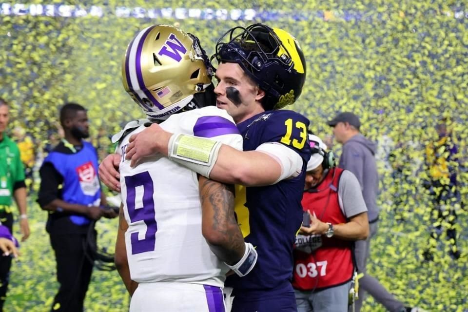 Jack Tuttle, de Michigan, abraza a su rival Michael Penix Jr. como en señal de respeto.