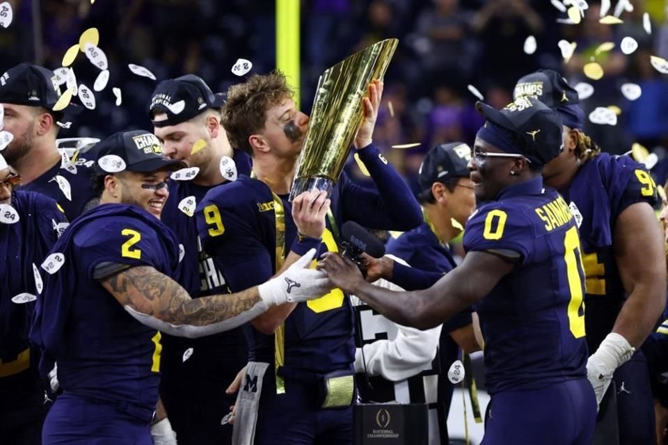 J.J. McCarthy, QB de Michigan, besa el escudo de campeón de la NCAA.