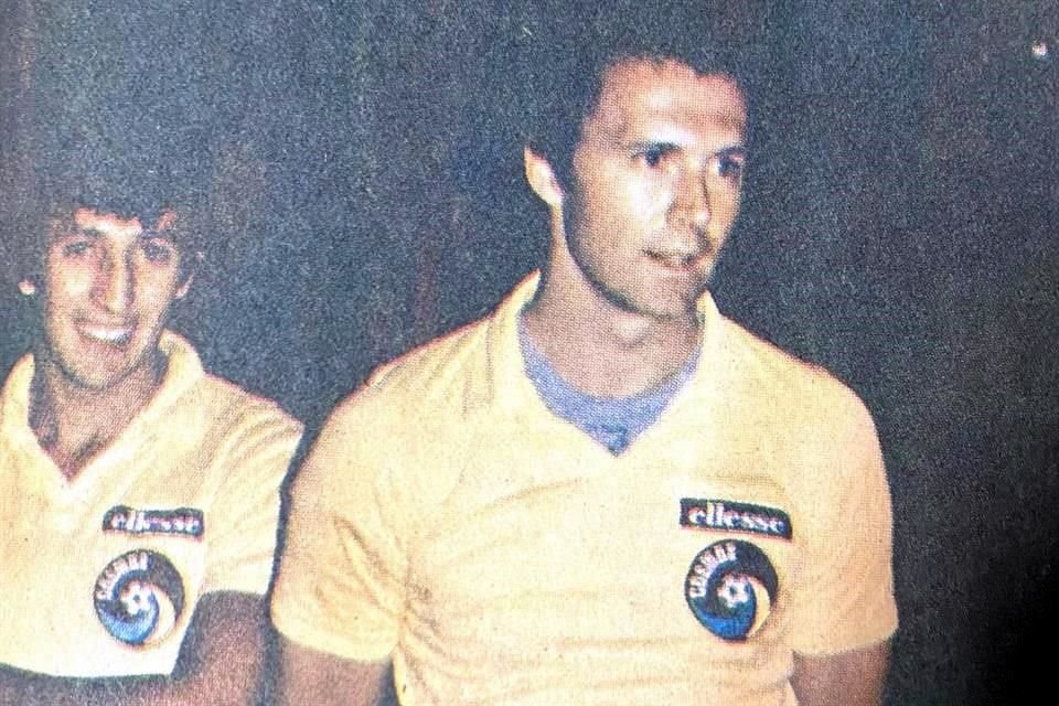 Franz Beckenbauer (der.) jugó en Monterrey cuando era futbolista del Cosmos de Nueva York.