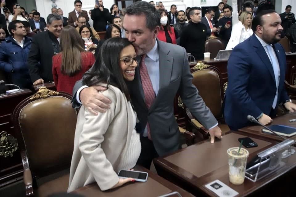 En medio de la celebración de los panistas, el coordinador, Federico Döring, le dio un beso en la cabeza a la vicecoordinadora, Luisa Gutiérrez.