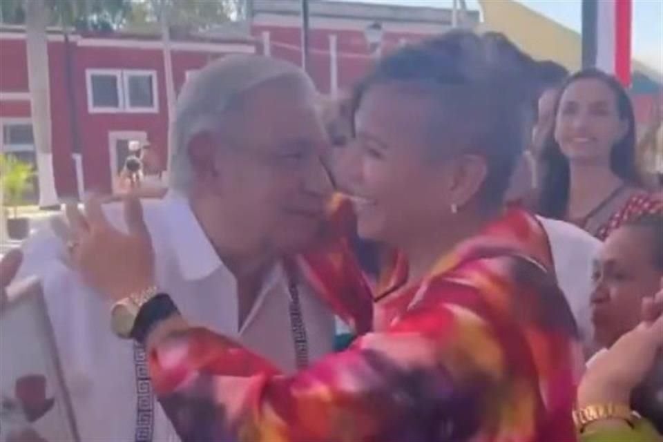 El Presidente Andrés Manuel López Obrador da un beso a la diputada trans Salma Luévano.