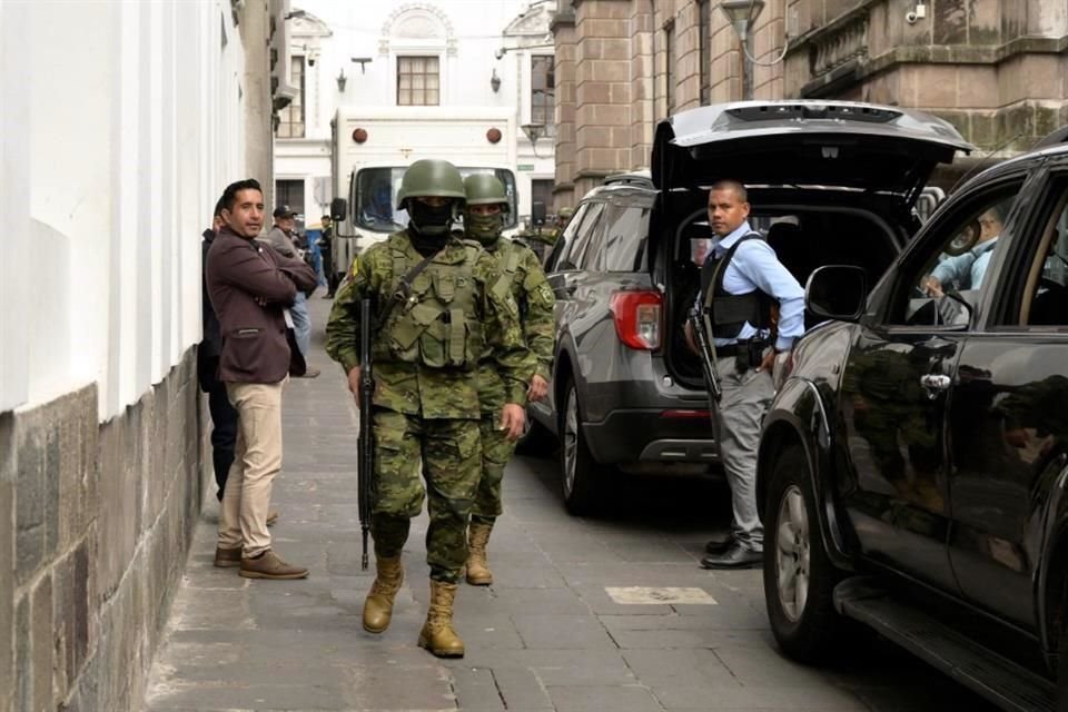 Al menos cuatro agentes de Policía fueron secuestrados en Ecuador luego de que se declarara el estado de emergencia por 60 días.