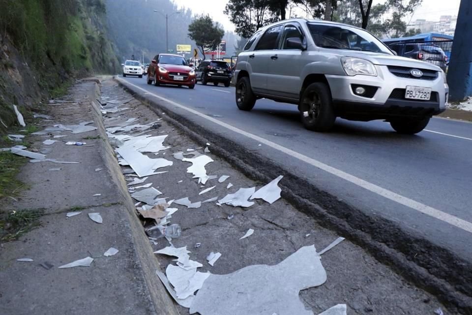 Los escombros que dejó una explosión en un puente peatonal de Quito.