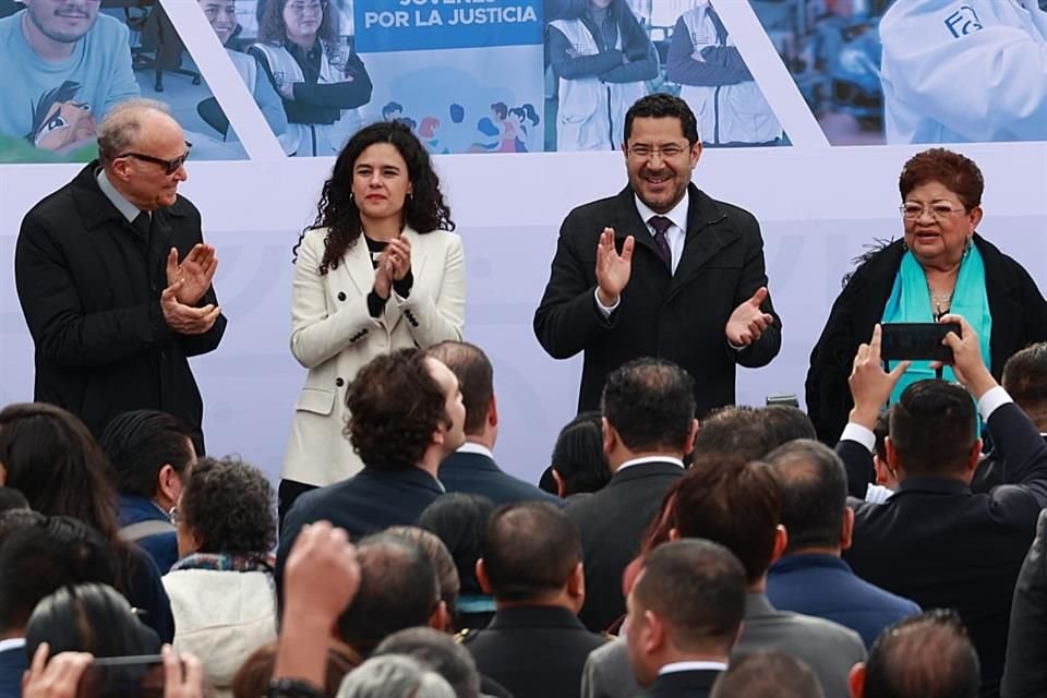 La acompañaron los titulares federales de la Secretaría de Gobernación, Luisa María Alcalde, el Fiscal General de la República, Alejandro Gertz Manero, y el Jefe de Gobierno, Martí Batres. 