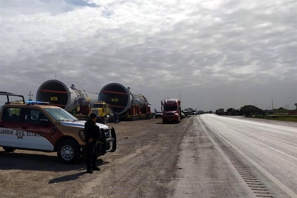 La circulación fue desviada en el kilómetro 04 en el sentido de sur a norte y sobre el kilómetro 03 del tramo González-Llera de norte a sur.