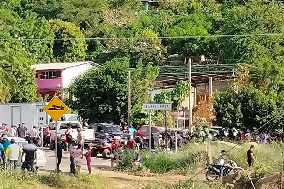 Pobladores tienen retenidos a 10 elementos de la GN para exigir la liberación de 2 individuos relacionados con la masacre de Petatlán.