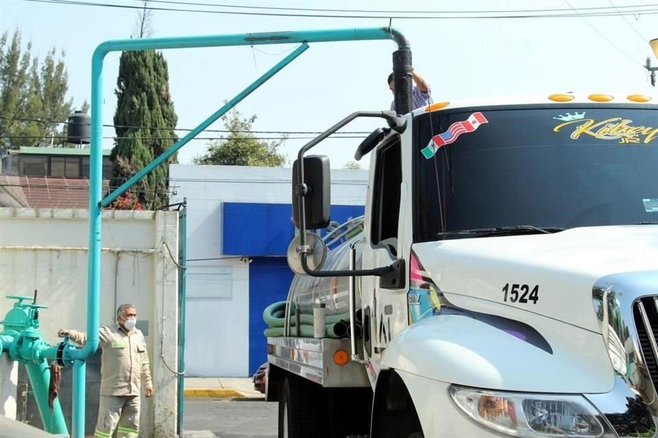 En algunas casas de las colonias Tlacopac y Jardines del Pedregal han tenido que comprar pipas.