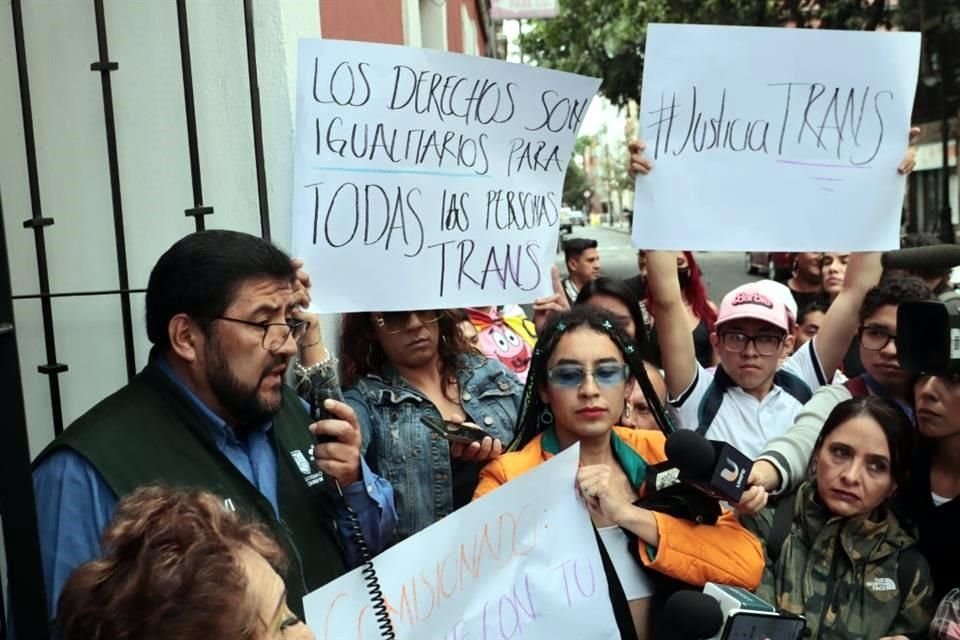 Activistas de la población LGBT+ se manifestaron ayer en la Ceavi para exigir las medidas por el caso de Paola Buenrostro.