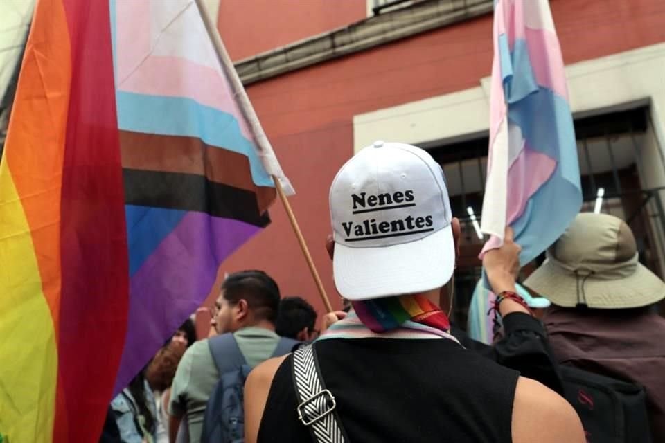 Protesta de integrantes de la Comunidad LGBT protestan afuera de la oficinas de la comisión especial de atención  a Víctimas de la Ciudad de México. La activista Kenya Cuevas encabezó la protesta.