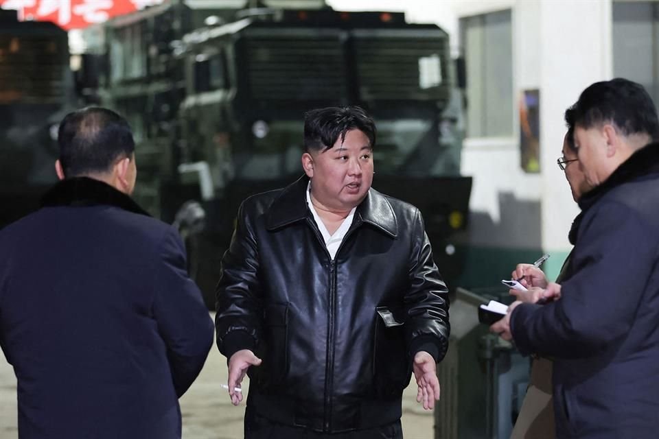 El líder de Corea del Norte, Kim Jong Un, durante una visita a una fábrica de municiones.