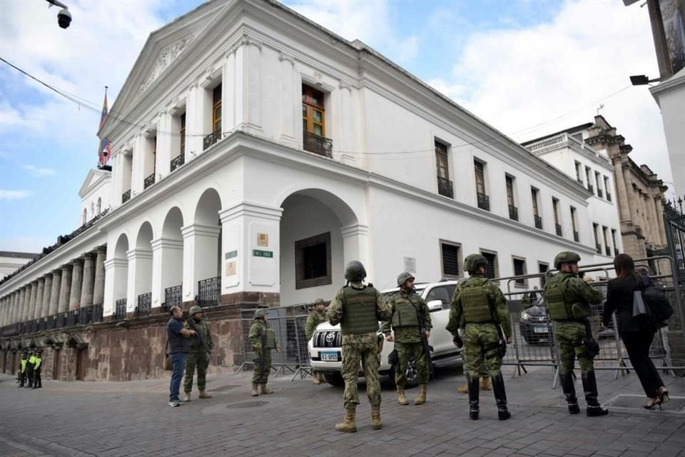 Los soldados hacen guardia frente al Palacio Presidencial de Carondelet en el centro de Quito.