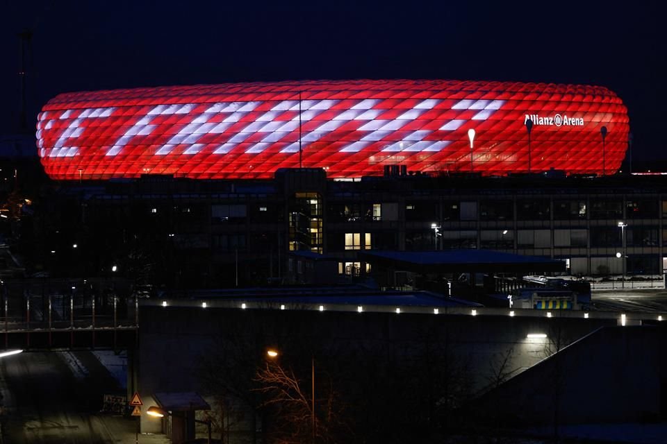 Desde el martes, el estadio está iluminado con las palabras 'Gracias Franz'.