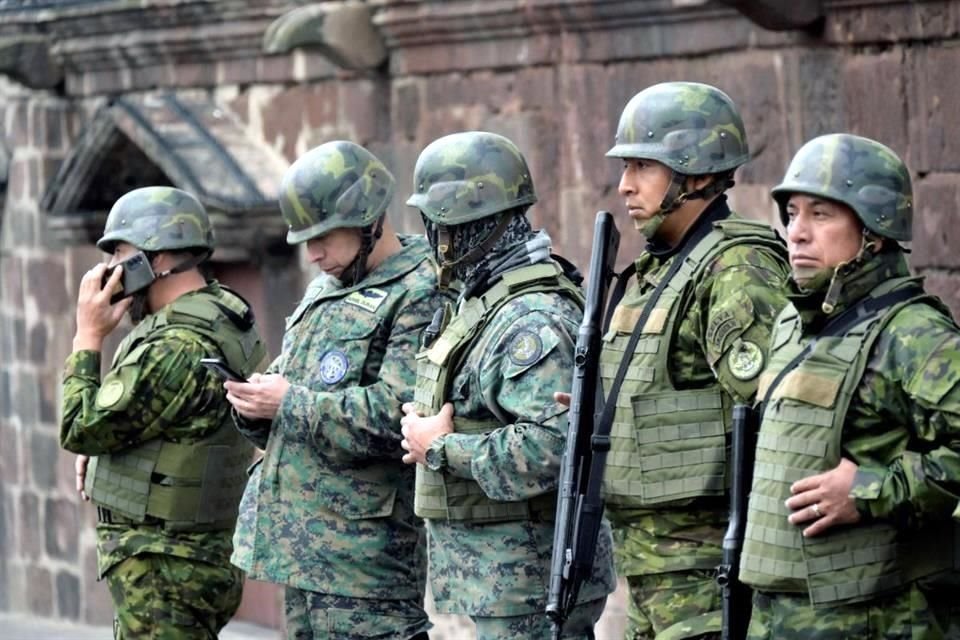 Las fuerzas de seguridad hacen guardia afuera del Palacio de Carondelet en Quito.