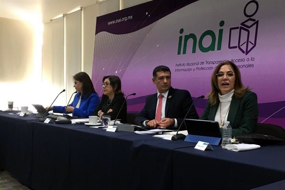 Comisionados del INAI en conferencia.