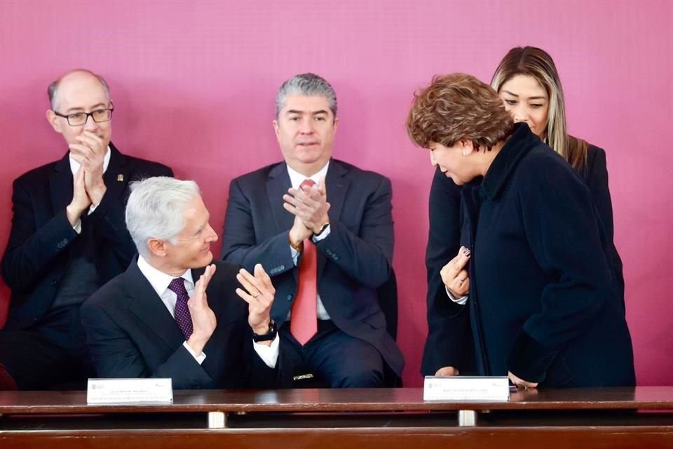 La Gobernadora del Estado de México, Delfina Gómez Álvarez, rindió un homenaje al ex Gobernador priista Alfredo del Mazo González.