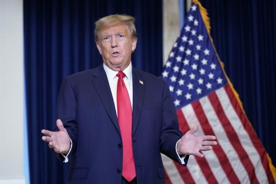 El ex Presidente Donald Trump le habla a la prensa en un hotel en Washington, el 9 de enero de 2024.