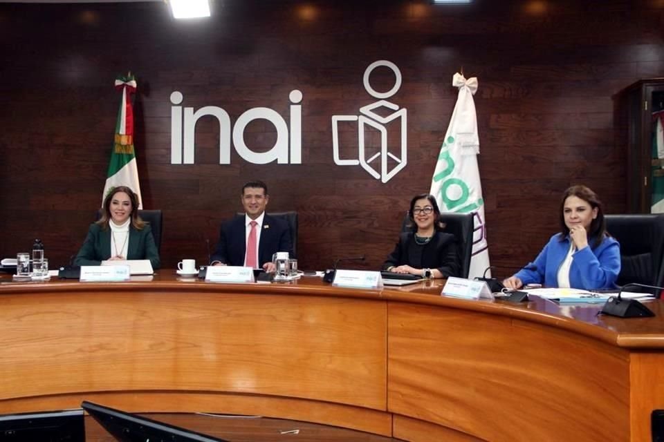 Los comisionados del INAI en sesión.