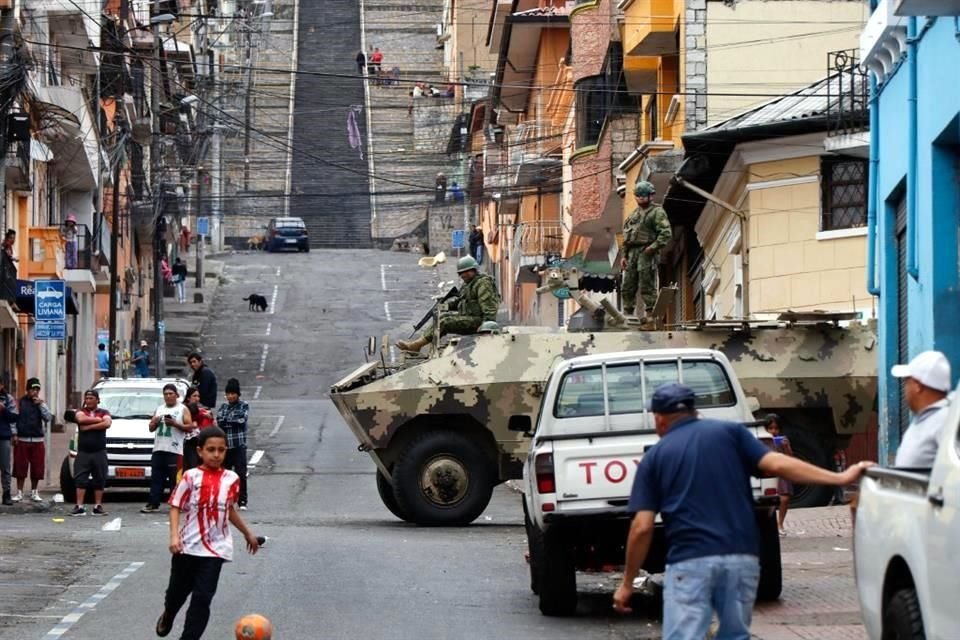 Las Fuerzas Armadas de Ecuador anunciaron que 5 presuntos delincuentes fueron abatidos y que otros 329 fueron capturados.