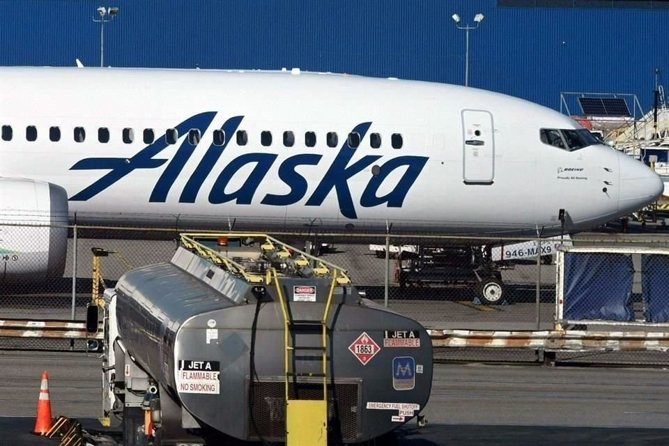 Alaska Airlines cancelará cientos de vuelos en aviones Boeing 737 Max 9 luego de que uno sufrió una explosión de un panel en vuelo.