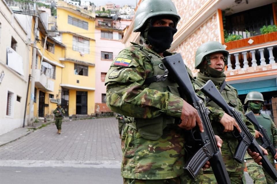 Miembros de las Fuerzas Armadas patrullan una calle durante una operación de seguridad en Quito, el 10 de enero.