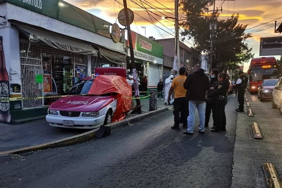 Una mujer falleció arrollada al quedar debajo del taxi en el que viajaba.