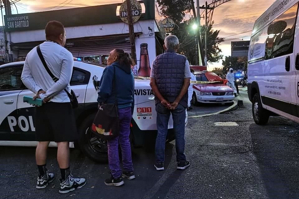 Un adulto mayor, de 82 años, arrolló a su esposa por accidente, frente a la estación del Metrobús San Bartolo.