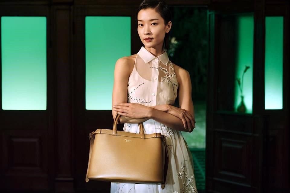 Prada celebra el inicio del Año del Dragón en la cultura china con una colorida campaña inspirada en el cine de autor de esa nación.