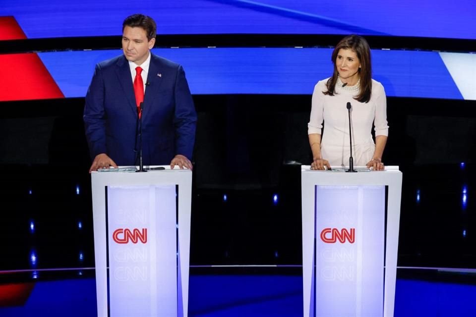 Nikki Haley y Ron DeSantis participan en el último debate por la nominación republicana, en Des Moines, Iowa.