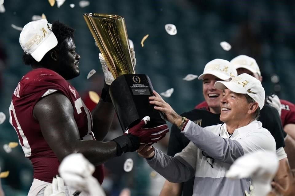 El head coach de 72 años decidió poner fin al camino con Alabama, donde logró seis títulos colegiales en el futbol americano. Ganó el primero con otra universidad, con LSU.