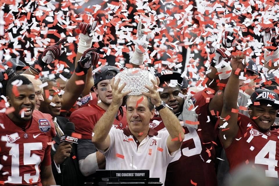 Sus 7 campeonatos nacionales lo colocan mejor que cualquier otro entrenador de futbol americano colegial, y quien convirtió a Alabama en una potencia con 6 títulos en un periodo de 17 temporadas.