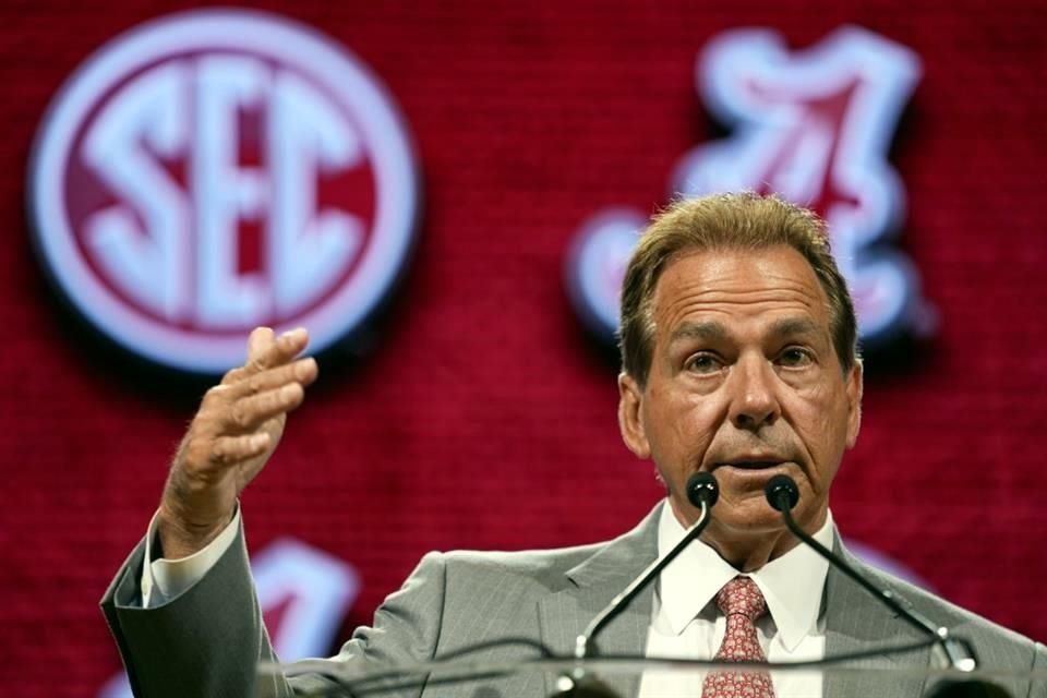 Saban le dio vida a un programa del Crimson Tide que alguna vez comandó Paul 'Bear' Bryant y lo llevó a lo más alto después de hacerse cargo del equipo en 2007.