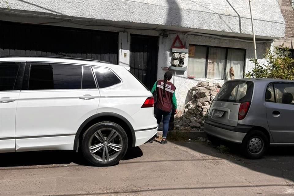 Personas con chaleco guinda buscaban de casa en casa simpatizantes de Morena.