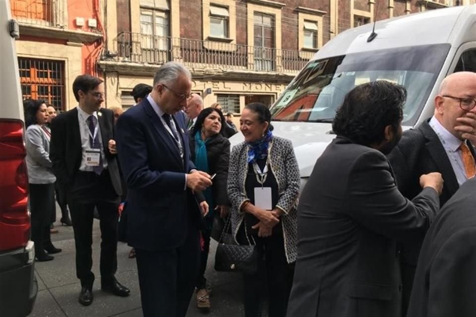 Llegada del cuerpo diplomático a Palacio Nacional.