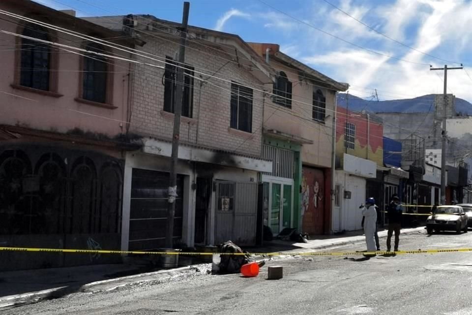 El accidente ocurrió en el 969 del Bulevar Fresnos, donde los vecinos refieren que cerca de las 9:30 horas ocurrió una primera explosión, seguida de múltiples más.