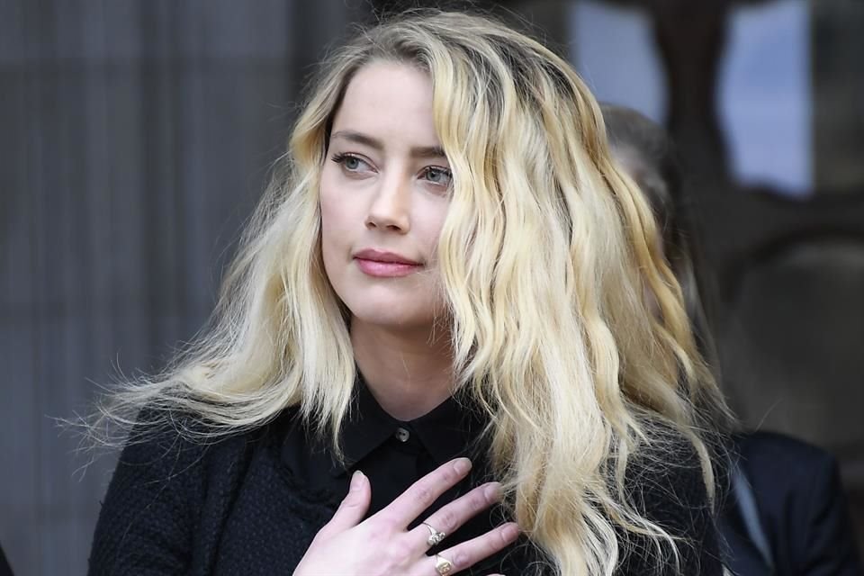 Amber Heard se convirtió en mamá de una niña gracias a un vientre alquilado ya que ella no puede tener hijos de manera natural; llamó a su pequeña Oonagh Paige.