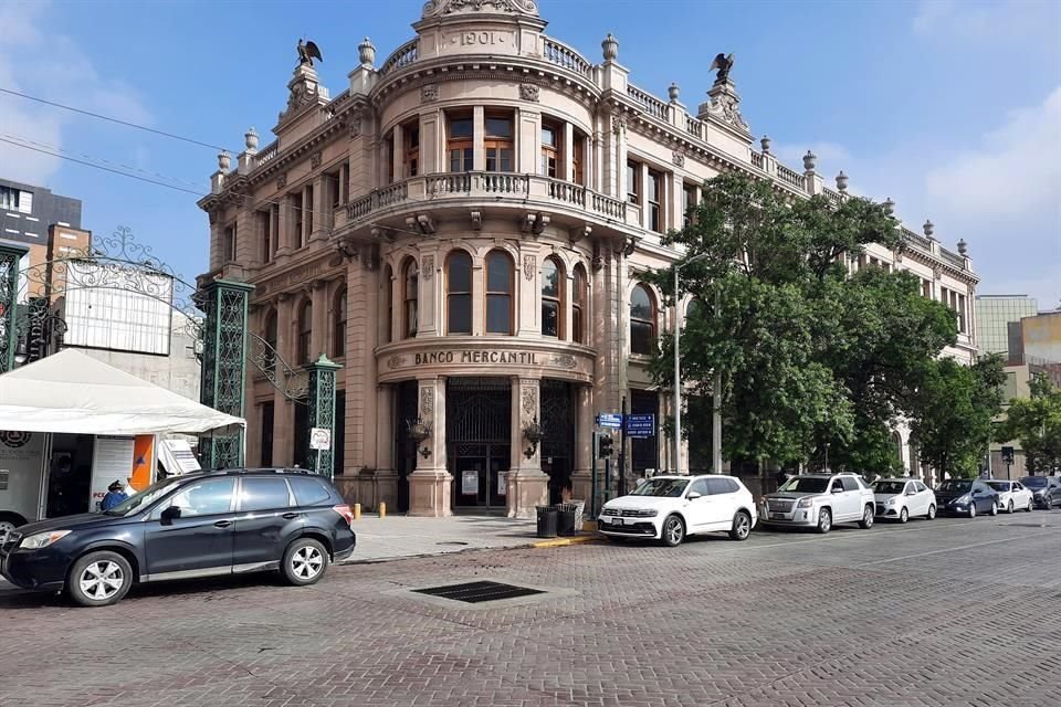 Más de 30 vehículos forman una fila cerca de las 9:00 horas desde el módulo, en el cruce con Morelos, hasta la calle Matamoros.