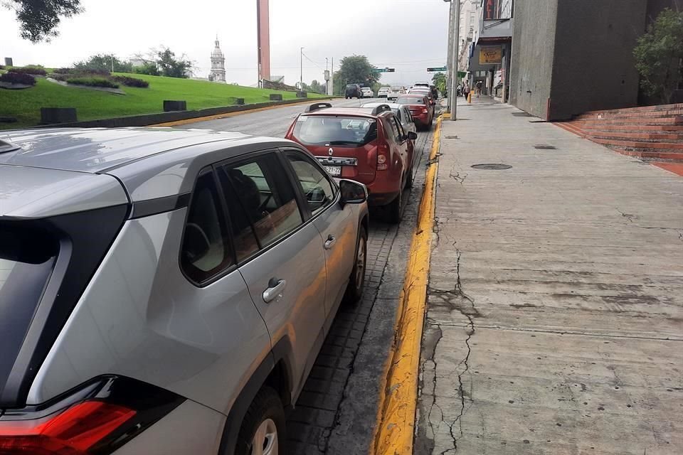 A la par de aumento en contagios en los últimos días, módulo drive thru del centro de Monterrey inicia operaciones con largas filas.