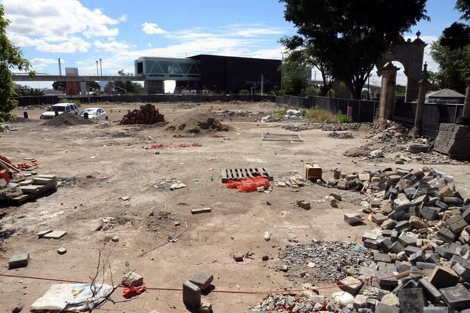 Terreno al lado de los Arcos de Zapopan, que los vecinos piden sea un parque.