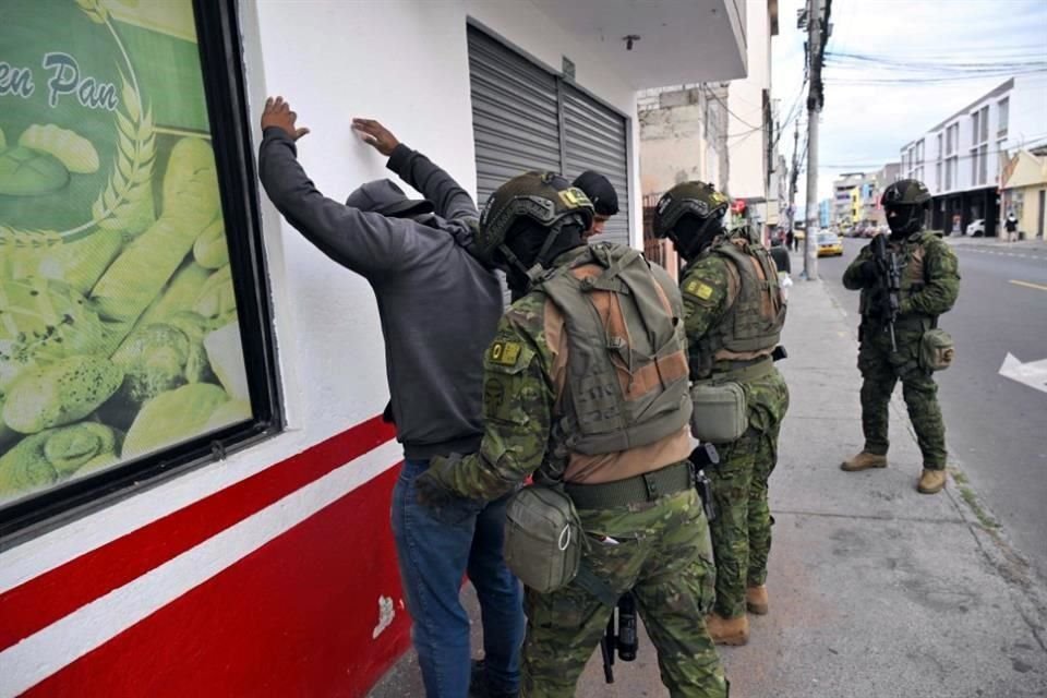 Miembros de las Fuerzas de Élite del Ejército registran a hombres mientras patrullan las calles de Carapungo, un barrio popular en el norte de Quito.