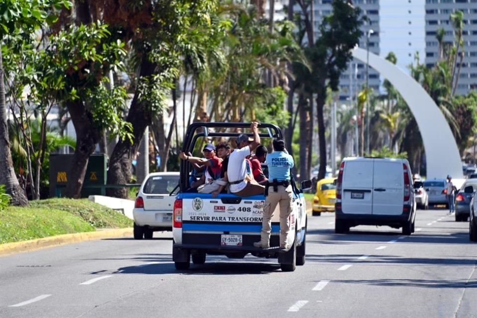 La Guardia Nacional implementó operativo para apoyar en el transporte público de Acapulco, Guerrero, ante crisis causada por violencia.