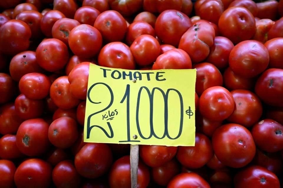 Los argentinos recorren distintas tiendas en busca de los mejores precios, pero se sorprenden de los repentinos aumentos y terminan comprando productos, como frutas y verduras, por unidad.