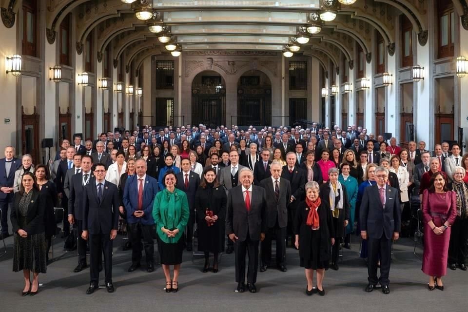 AMLO pidió a Embajadores presumir resultados económicos y defender a los connacionales que lo necesiten, según asistentes a la reunión.