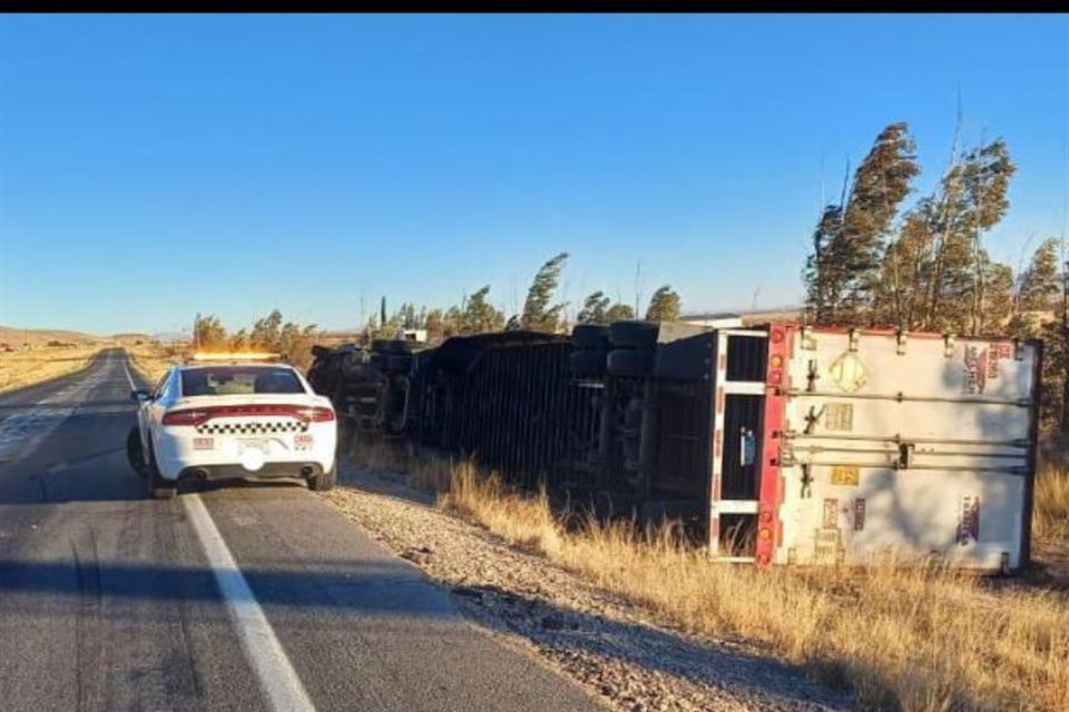 Ráfagas de viento cercanas a los 100 km/h provocaron cierre de carreteras, suspensión de vuelos y volcaduras de tráileres en Chihuahua.