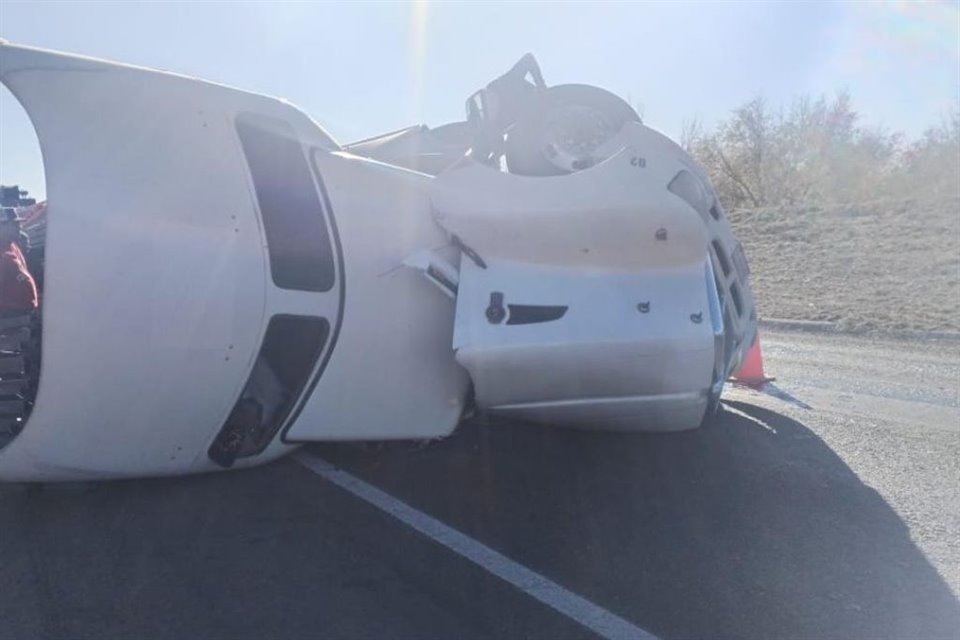 Ráfagas de viento cercanas a los 100 km/h provocaron volcaduras de tráileres, suspensión de vuelos y cierre de carreteras en Chihuahua.