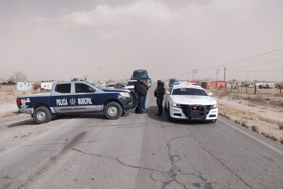 Ráfagas de viento cercanas a los 100 km/h provocaron cierre de carreteras, suspensión de vuelos y volcaduras de tráileres en Chihuahua.