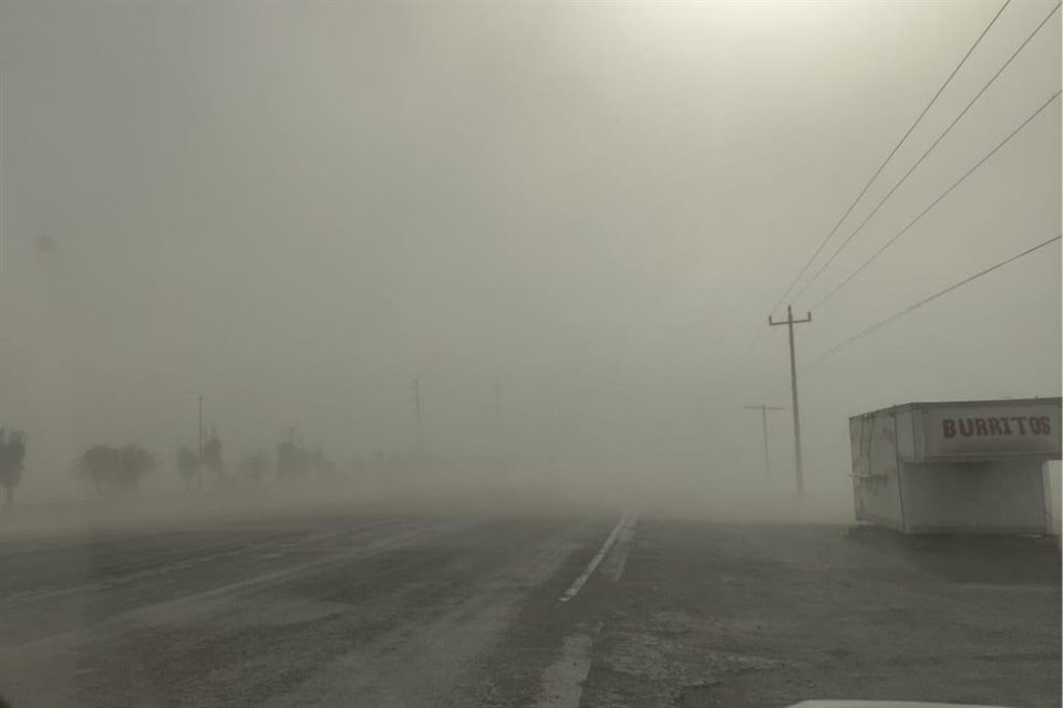 Ráfagas de viento cercanas a los 100 km/h provocaron cierre de carreteras, suspensión de vuelos y volcaduras de tráileres en Chihuahua.