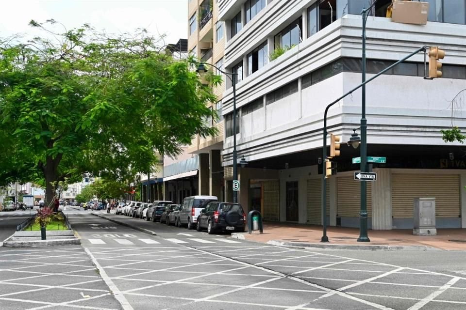 Vista de una calle vacía con negocios cerrados en el centro de Guayaquil, el 11 de enero del 2024.