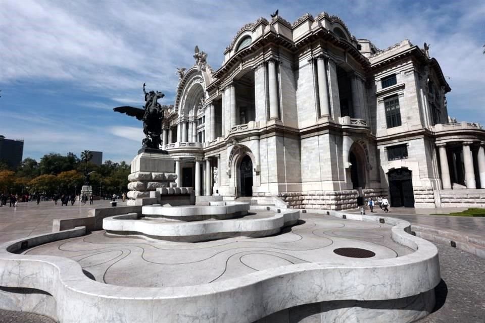 La escritura de 'La estatua de sal', el libro de memorias de Novo, se vio interrumpida cuando aceptó colaborar con Carlos Chávez en la fundación del INBAL. Su despacho estaba en Bellas Artes.