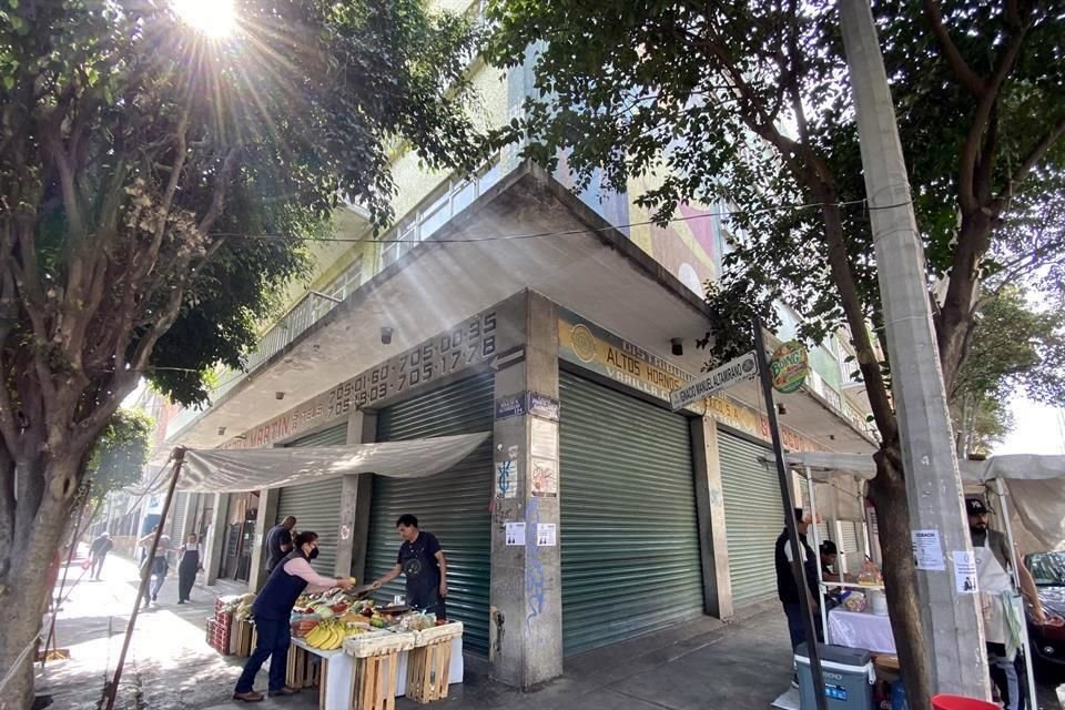 Aunque no se conoce el número, en la esquina de Izcabalceta y Altamirano, en la colonia San Rafael, vivía el joven Salvador Novo durante la preparatoria.